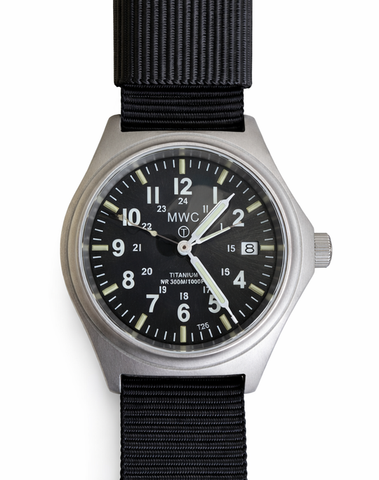 Orologio militare MWC G10 in titanio con resistenza all'acqua 300m, vetro zaffiro, durata batteria 10 anni e illuminazione GTLS al trizio - Potrebbe necessitare attenzione