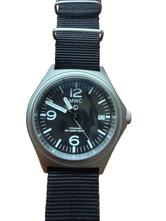 MWC Orologio militare in titanio, resistente all'acqua 300m, vetro zaffiro e durata batteria 10 anni - Numero NATO NSN: 6645-99-847-7565 - Necessita di reset della lancetta dei secondi
