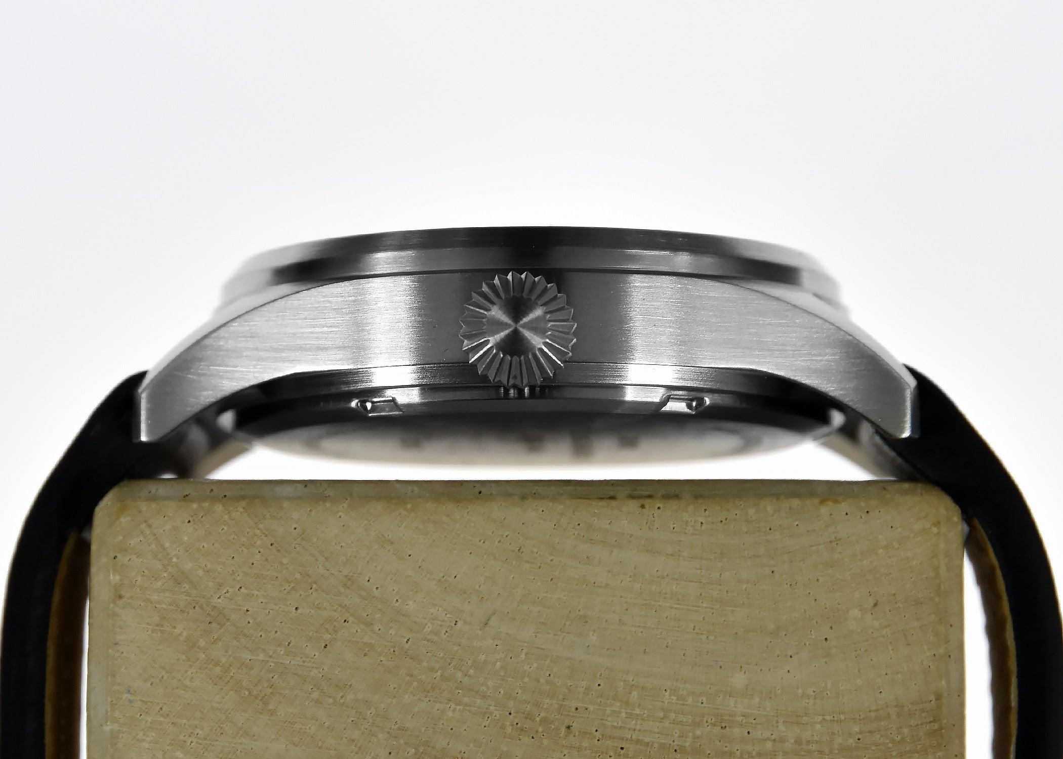 MWC Classic 40mm Orologio Ibrido Meccanico-Quarzo – Cassa Acciaio, Quadrante Crema, Cinturino Pelle Marrone