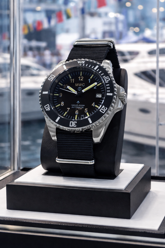 MWC Orologio Subacqueo Militare Automatico 24 Rubini 300m con Illuminazione Tritio GTLS e Vetro Zaffiro - Orologio Dimostrativo dalla Fort Lauderdale Boat Show 2024